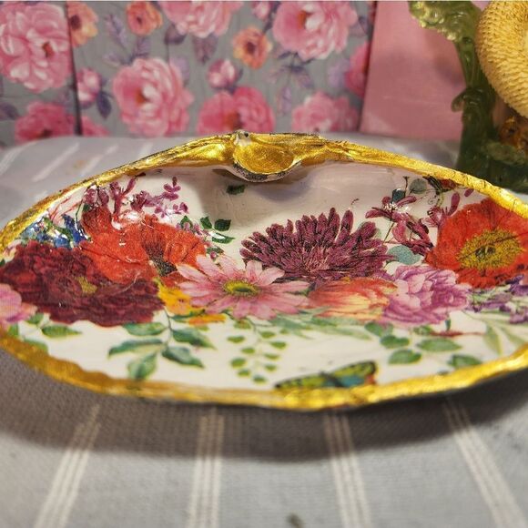 DECOUPAGE CLAM SHELL DECOUPAGE FLOWERS ON A CLAM SHELL TRINKET DISH - Picture 6 of 8